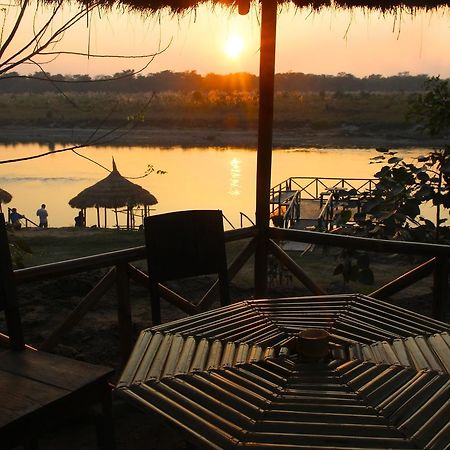 Jungle Sunset Camp Hotel Sauraha Buitenkant foto