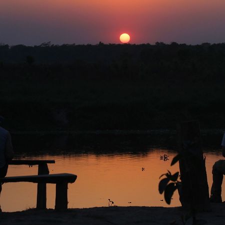 Jungle Sunset Camp Hotel Sauraha Buitenkant foto